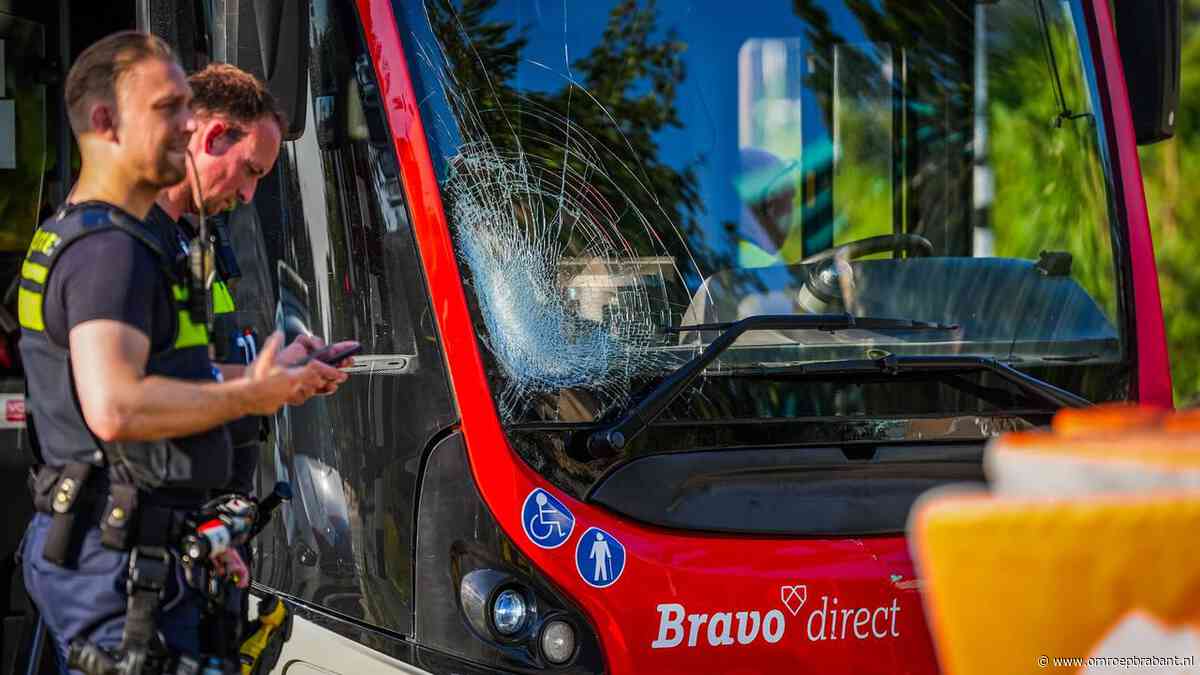 Maaltijdbezorger belandt op voorruit stadsbus bij botsing in Eindhoven