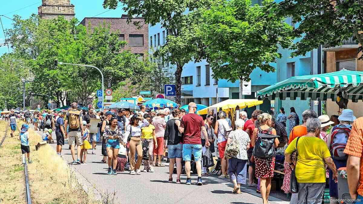 Trotz bevorstehender Hitze: Habsburgerstraße in Freiburg verwandelt sich zum Riesenflohmarkt