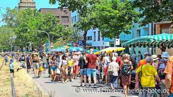 Trotz bevorstehender Hitze: Habsburgerstraße in Freiburg verwandelt sich zum Riesenflohmarkt
