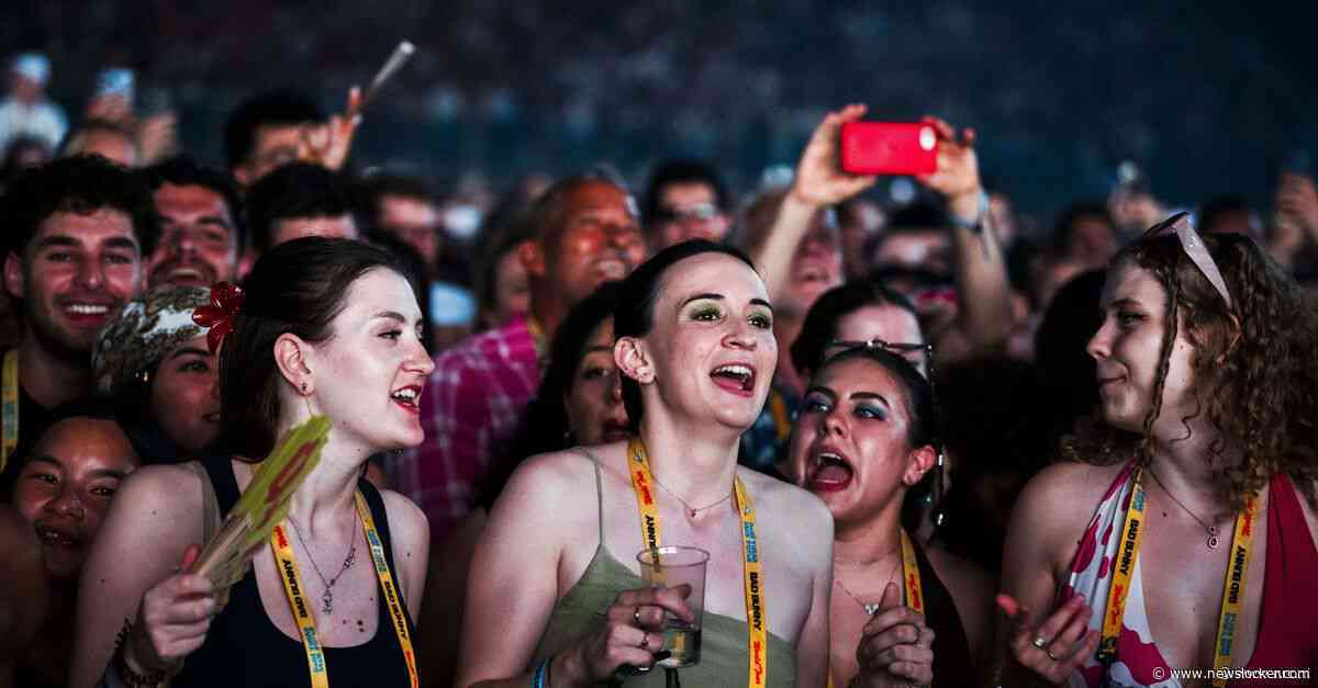Zweten op de tribune bij Bad Bunny in de Gelredome: ‘We hadden deze kaartjes al een jaar, dan gaan we natuurlijk niet afzeggen’