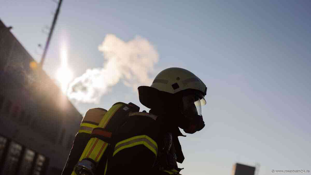 Radlader gerät auf Bauernhof bei Tuntenhausen in Brand – Feuerwehren im Großeinsatz