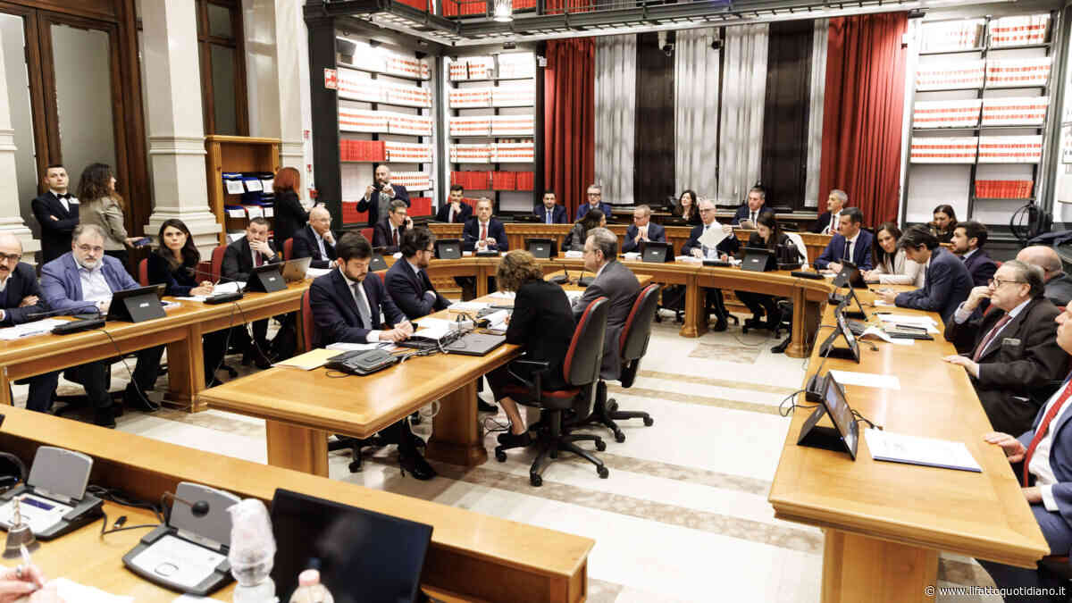 La destra mette il turbo per cambiare la legge elettorale: ok in commissione, venerdì testo in Aula. Con l’ombra della tagliola