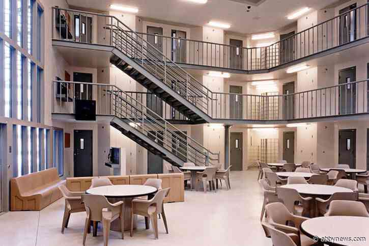 Prison guard from Abbotsford sentenced for giving cellphone to inmate