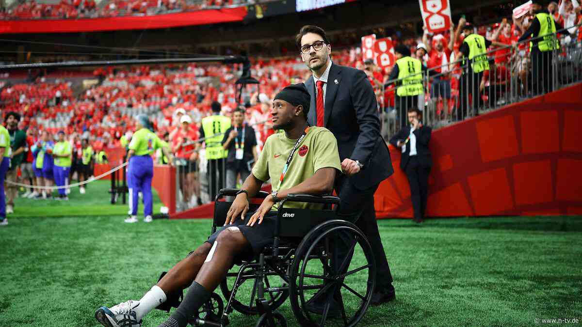 Gänsehaut-Moment: Auftritt im Rollstuhl: Ganzes Stadion feiert verletzten Kanada-Spieler