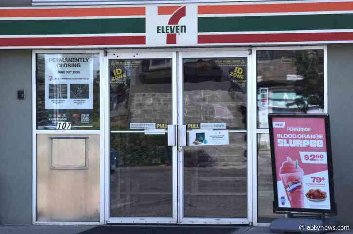 Pair of Abbotsford 7-Elevens shuttering