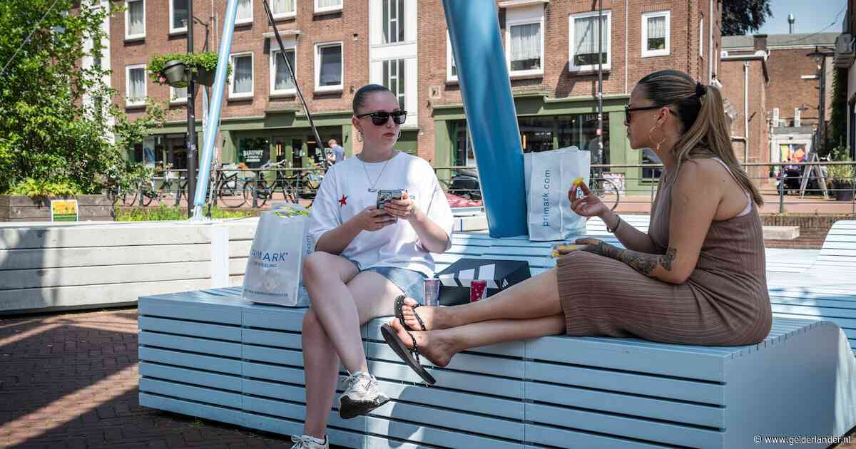 Helpt ‘het slagschip’ op het Audrey Hepburnplein tegen de hitte? ‘Het is een proeftuin’