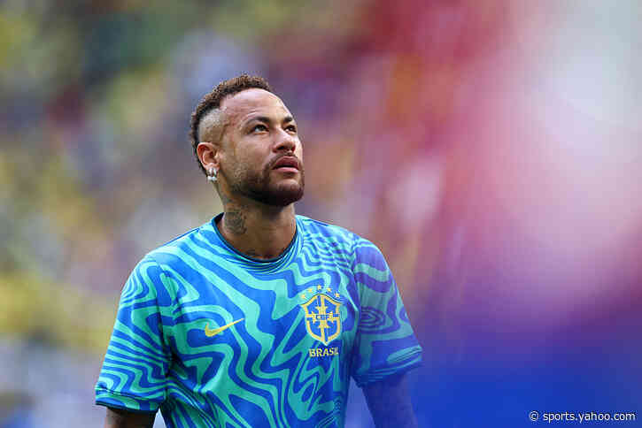 📸 What’s he doing here? Brazil legend suddenly on the pitch