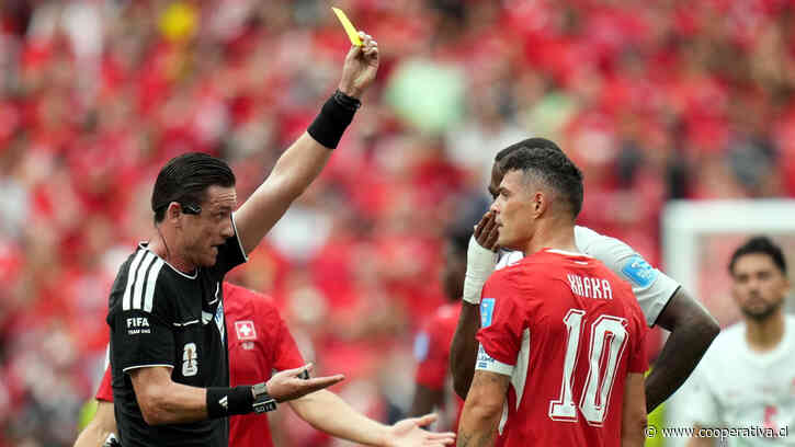 Larin movió el balón y Xhaka respondió con una patada en el Suiza vs. Canadá
