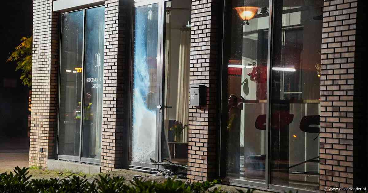 Explosie in Zevenaar, raam pilatesstudio eruit geblazen