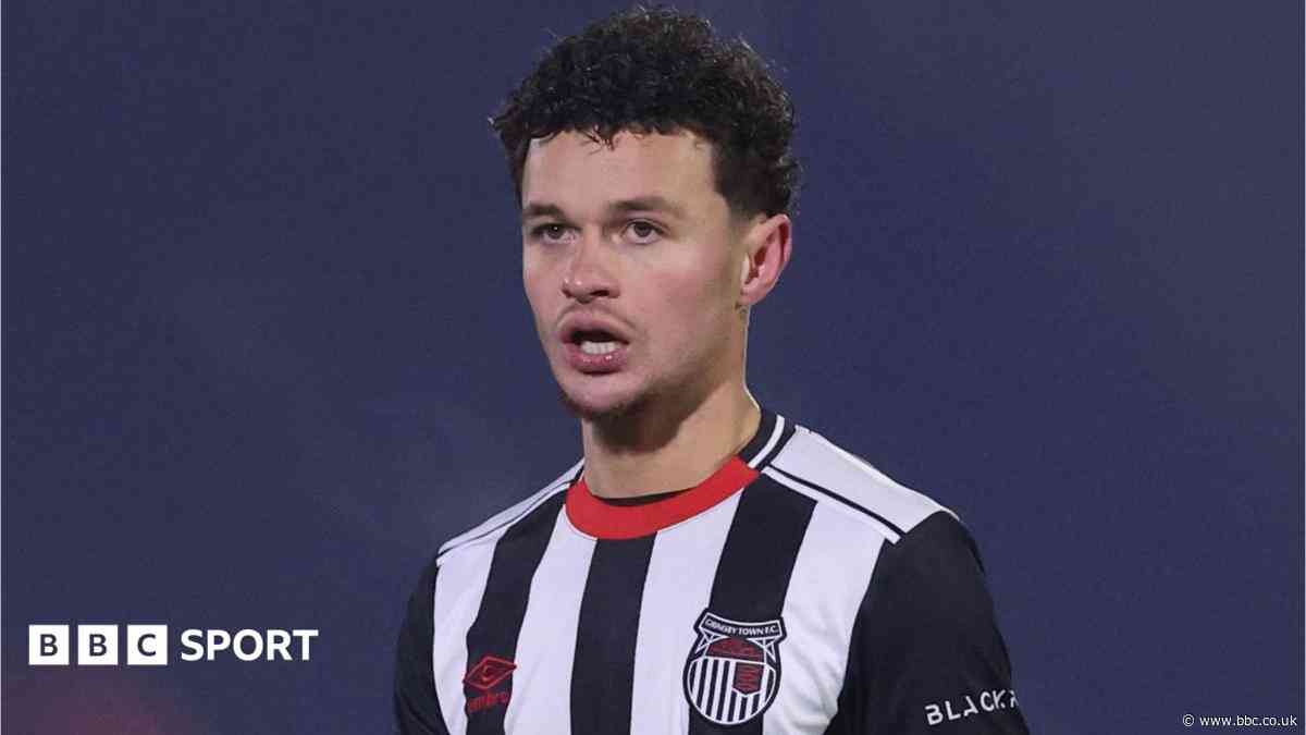 Chesterfield sign ex-Grimsby midfielder McEachran