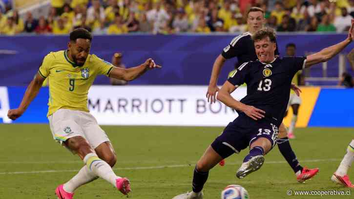 Guimaraes la cedió y Cunha remató de primera para el tercero de Brasil sobre Escocia