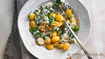 Gnocchi mit Spinat-Sahnesauce und Pinienkernen