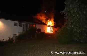 POL-HX: Wohnhausbrand in Höxter - Dachstuhl steht in Flammen