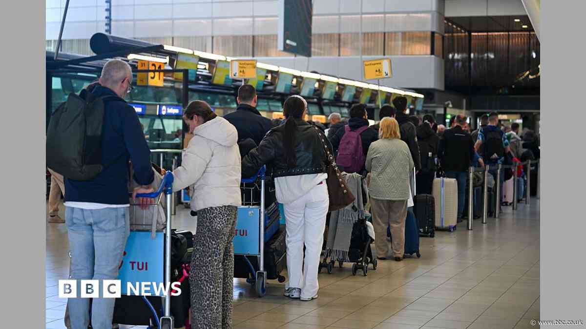 Why are there holiday delay warnings over the EU's new border system?