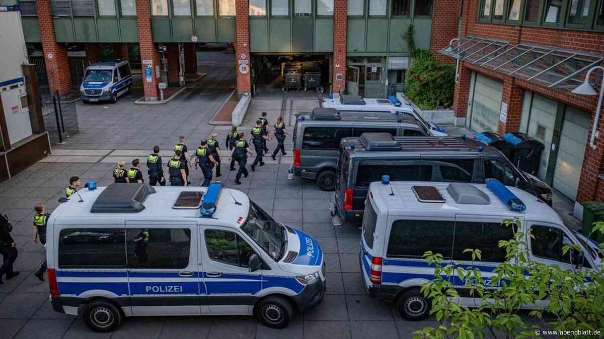Am Überseering: Polizei-Razzia in Hamburgs größter Flüchtlingsunterkunft