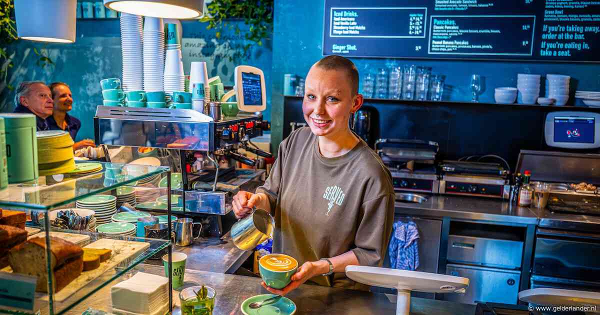 Elke dag een cappuccino zonder af te rekenen: Rotterdams koffieabonnement gaat viraal, maar is het écht voordelig?