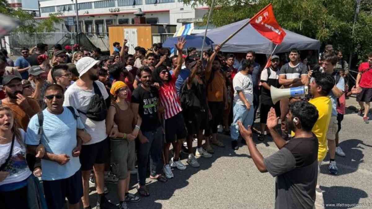 Prato, l’azienda cinese indagata chiude e licenzia: i padroni assaltano il presidio, feriti anche poliziotti