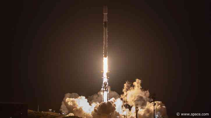 SpaceX launches 24 Starlink satellites to orbit from California (video)