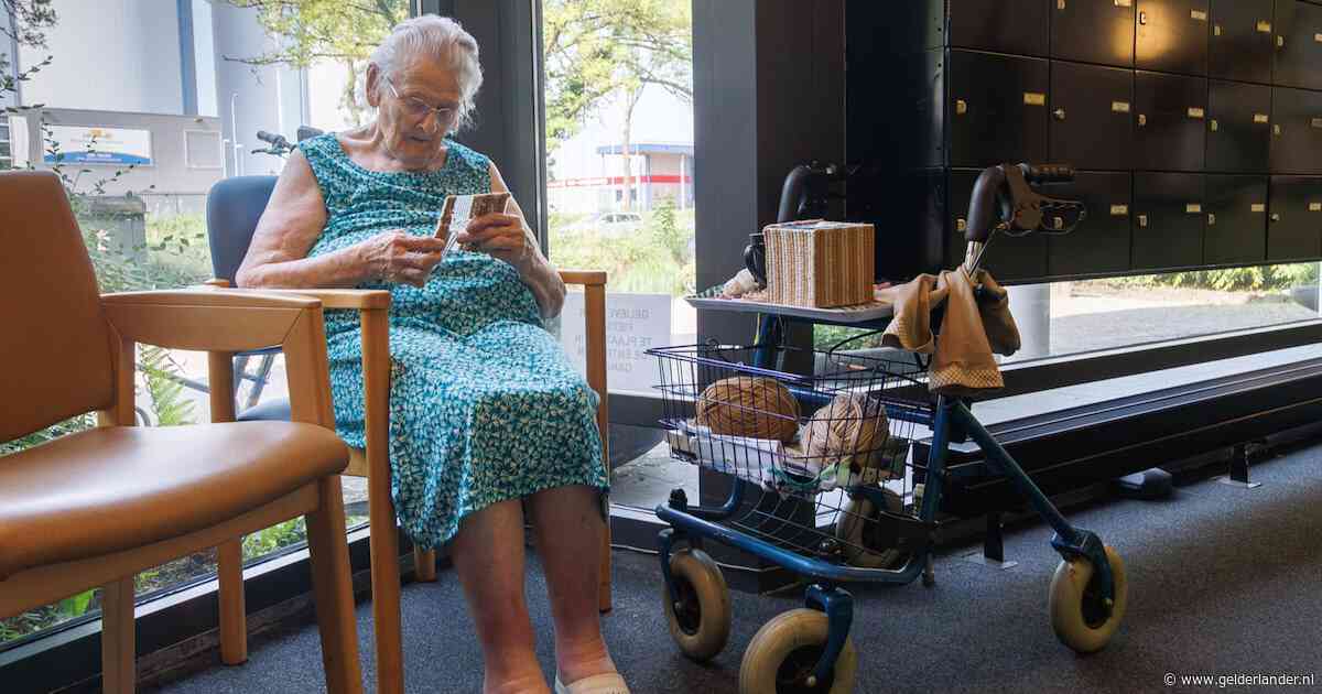 Truus (95) probeert hitte in senioren­flat te overleven: ‘Als de bel gaat, trek ik snel een jurkje over mijn onderbroek’