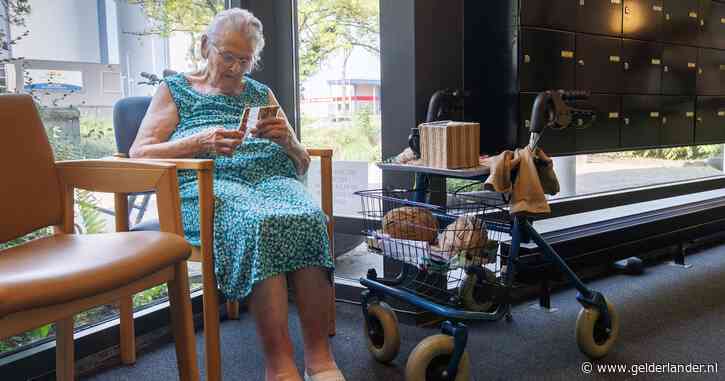 Truus (95) probeert hitte in senioren­flat te overleven: ‘Als de bel gaat, trek ik snel een jurkje over mijn onderbroek’