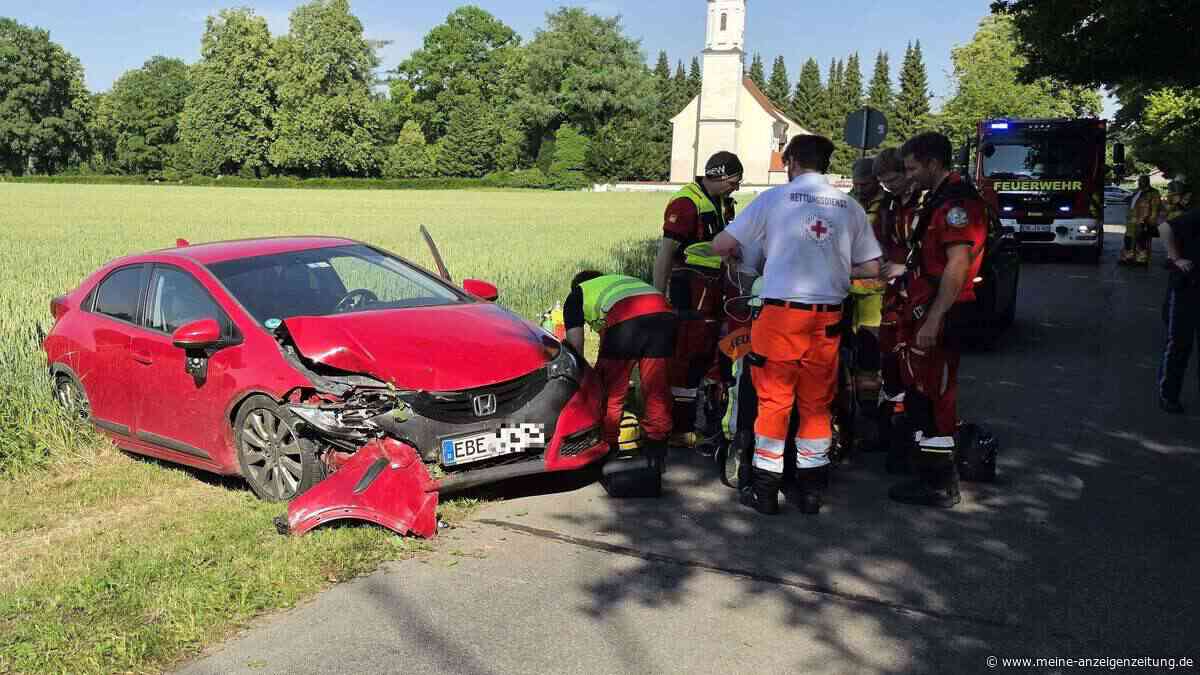 Auto überschlägt sich: Frau und Kind verletzt - Rettungshubschrauber im Einsatz
