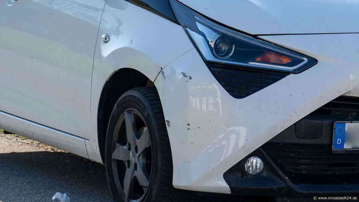 Autofahrer von tief stehender Sonne geblendet – Unfall mit voll besetztem Schulbus