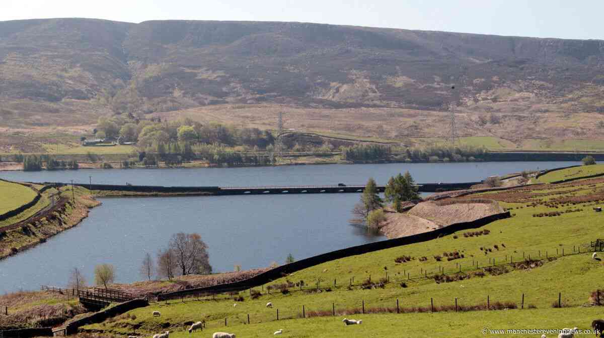 Tintwistle Moor wildfire breaks out as 'avoid area' warning issued