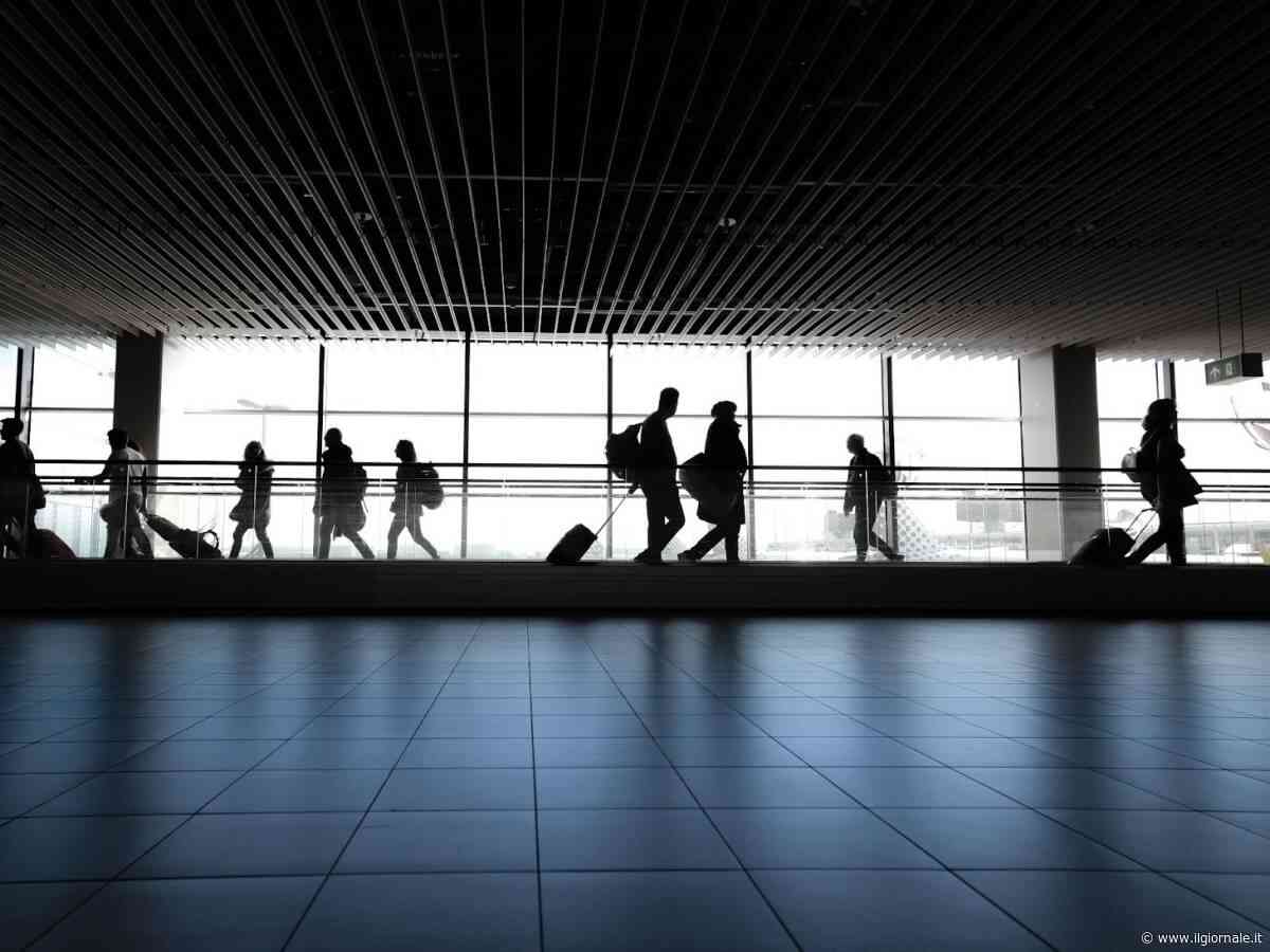 Controlli biometrici, allarme negli aeroporti: “Così l’estate rischia il caos”