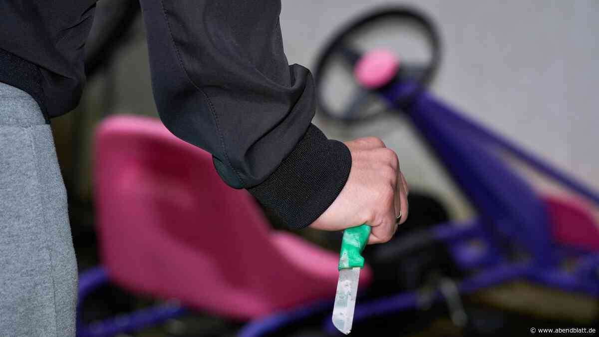 Bange Minuten in Lohbrügge: Mann steht mit gezücktem Messer auf Spielplatz