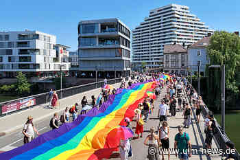 Nachklapp zum 15. CSD Ulm.Neu-Ulm: ein Rekord denn 11.000 Menschen halten „von Ufer zu Ufer" zusammen und die größte Regenbogenfahne Deutschlands