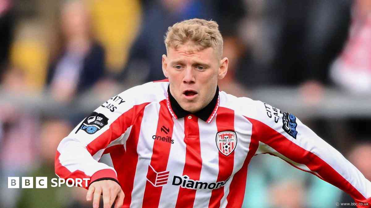 Fleetwood sign Welsh forward Thomas from Swansea