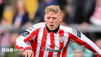 Fleetwood sign Welsh forward Thomas from Swansea