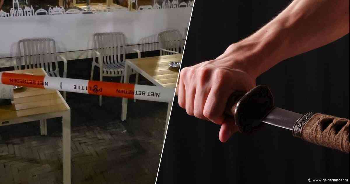 Dader gaat slachtoffer met samoeraizwaard te lijf: aanhouding na steekpartij bij Arnhems café