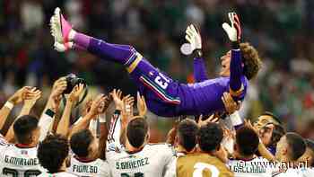 Mexicaanse keeper Ochoa in tranen na invalbeurt op zesde WK: 'Perfect afscheid'