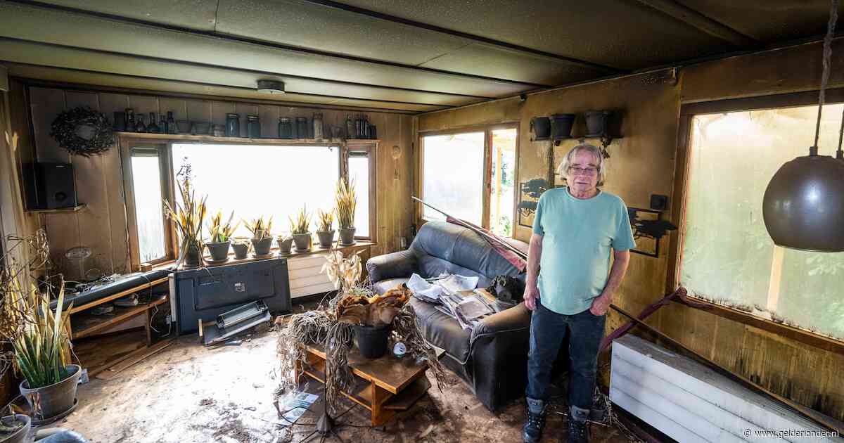 Rob zat gevangen op toilet tijdens brand in zijn chalet: ‘Brandweer trok me door het raampje naar buiten’