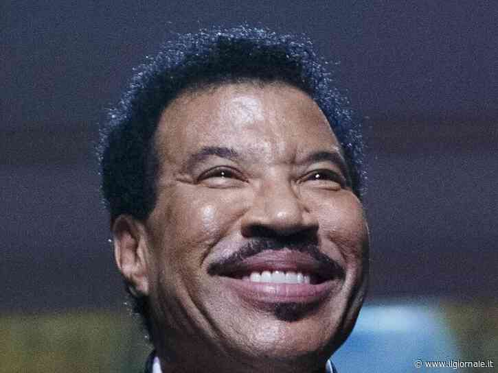 Paura per Lionel Richie, il malore durante l'apertura del suo tour: concerto interrotto, cosa è successo