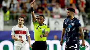 Ausraster im Live-TV: Kommentator beschimpft Referee und Infantino -  FIFA greift durch