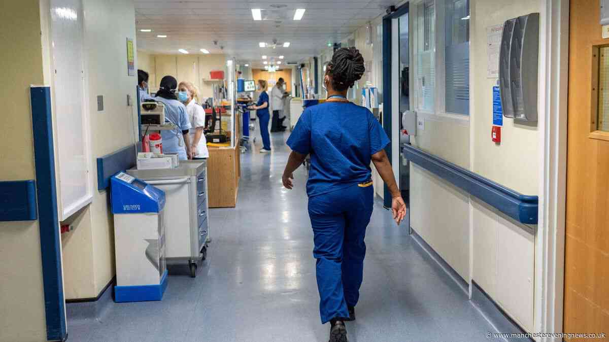 NHS staff 'really struggling' in heatwave as doctors describe 'awful conditions'