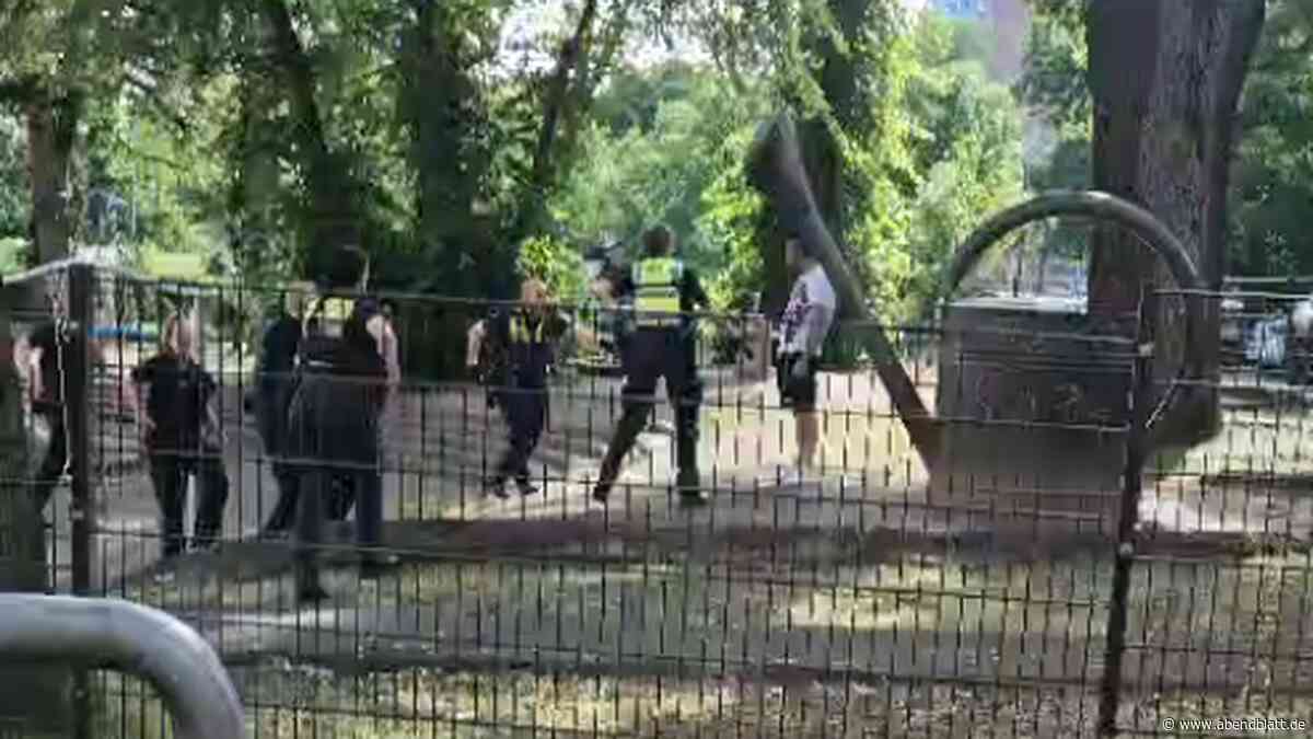 „Leg das Messer weg!“ Mann zieht bewaffnet durch Bergedorf – Polizei umzingelt ihn