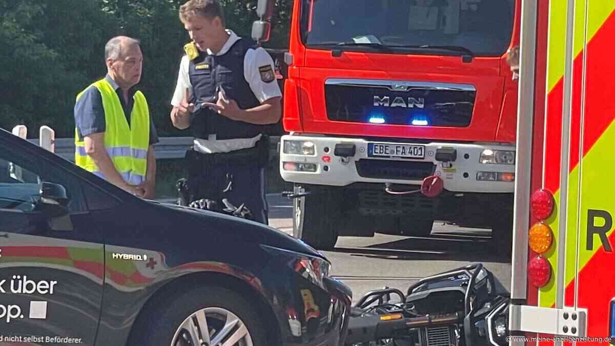 Motorradfahrer stürzt nach Zusammenstoß – Uneinsichtige Verkehrsteilnehmer erschweren Situation