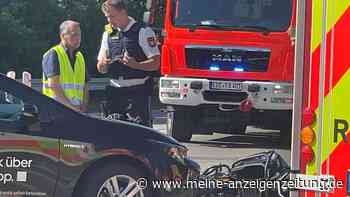 Motorradfahrer stürzt nach Zusammenstoß – Uneinsichtige Verkehrsteilnehmer erschweren Situation