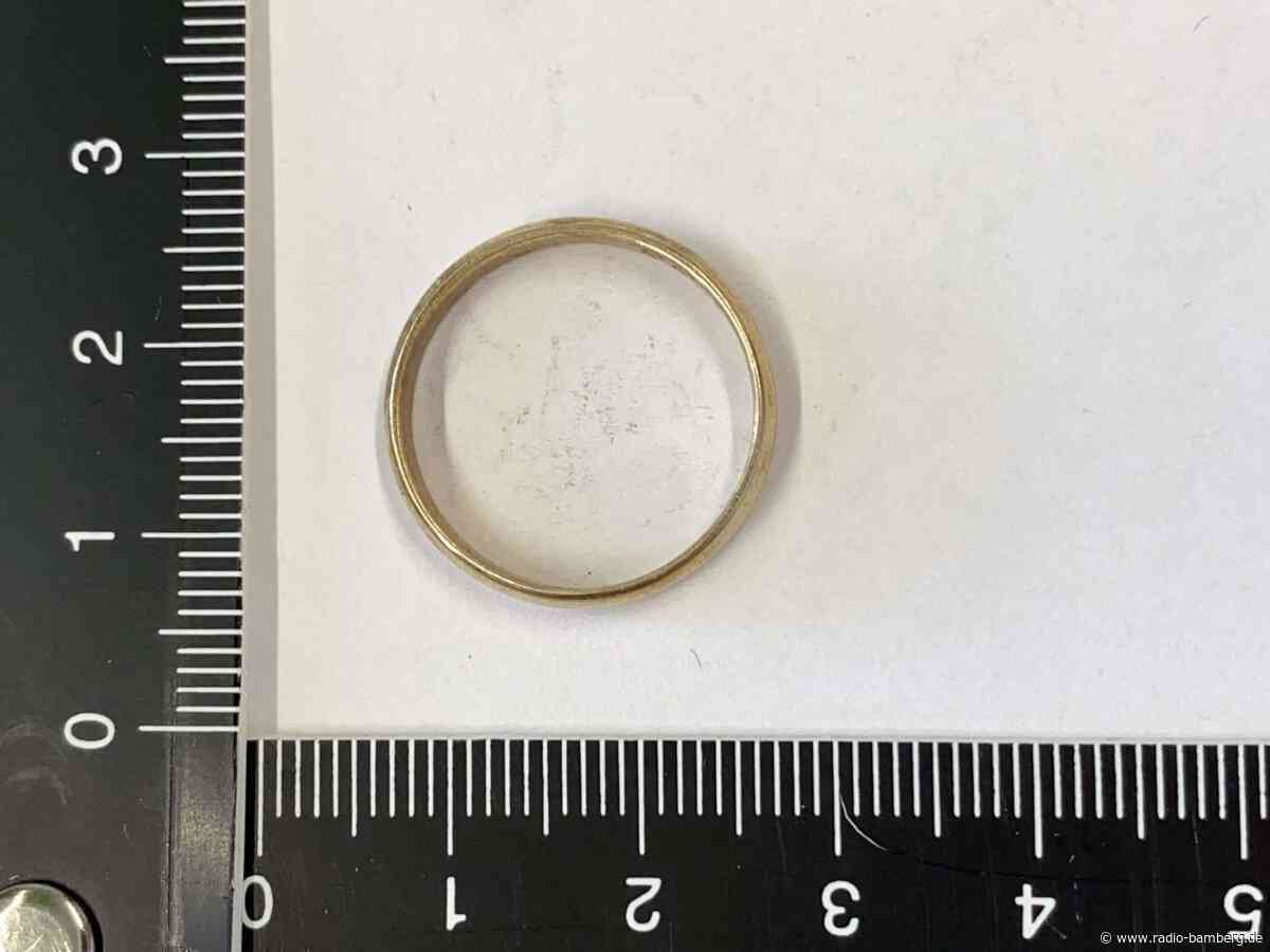 Kinder finden mehr als 60 goldene Ringe im Wald