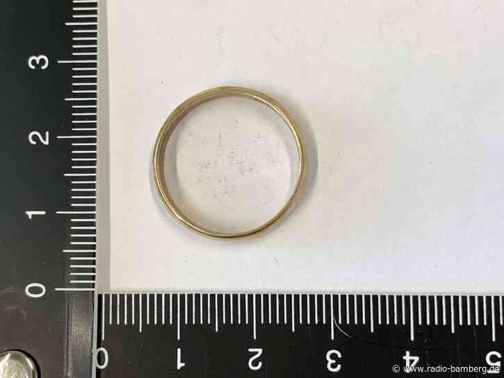 Kinder finden mehr als 60 goldene Ringe im Wald