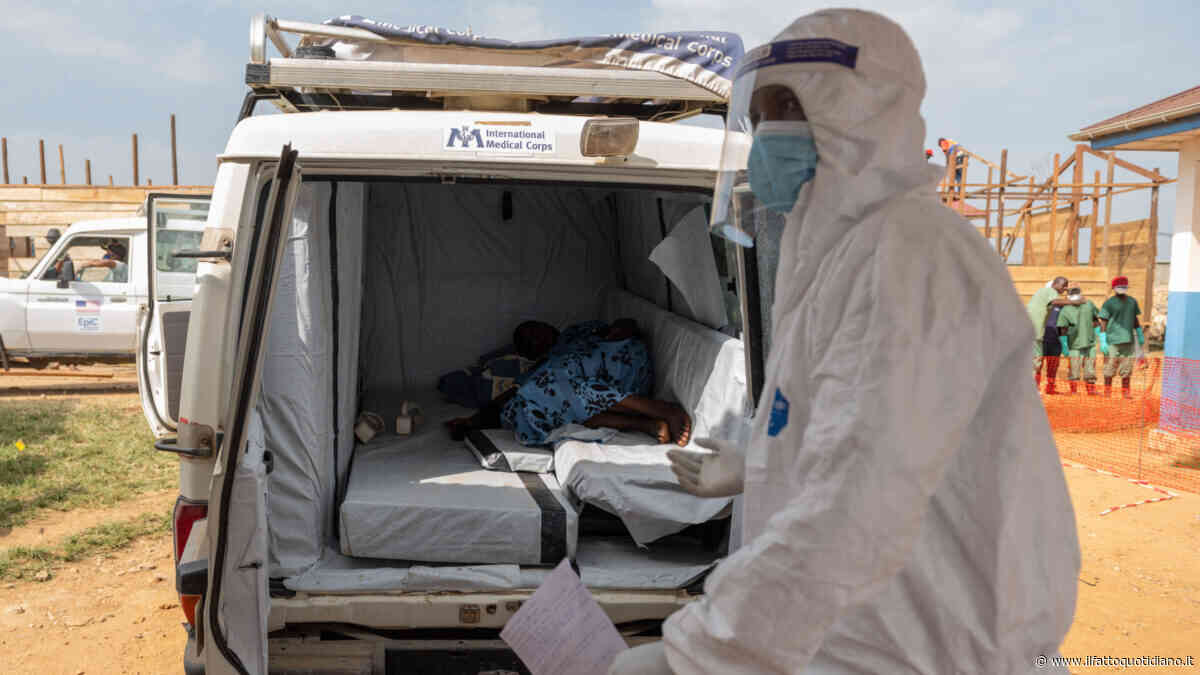 L’allarme di Oxfam: perché l’epidemia di Ebola in Congo è “gravemente sottostimata”. Primo caso Ue: isolato un medico in Francia