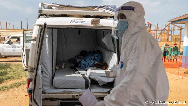 L’allarme di Oxfam: perché l’epidemia di Ebola in Congo è “gravemente sottostimata”. Primo caso Ue: isolato un medico in Francia