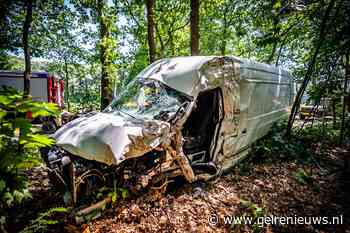 Bestuurder zwaargewond na botsing met boom