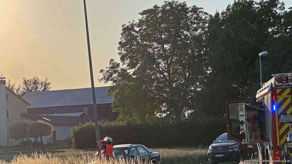 Mercedes brettert geradeaus über Kreisverkehr und rammt Laterne