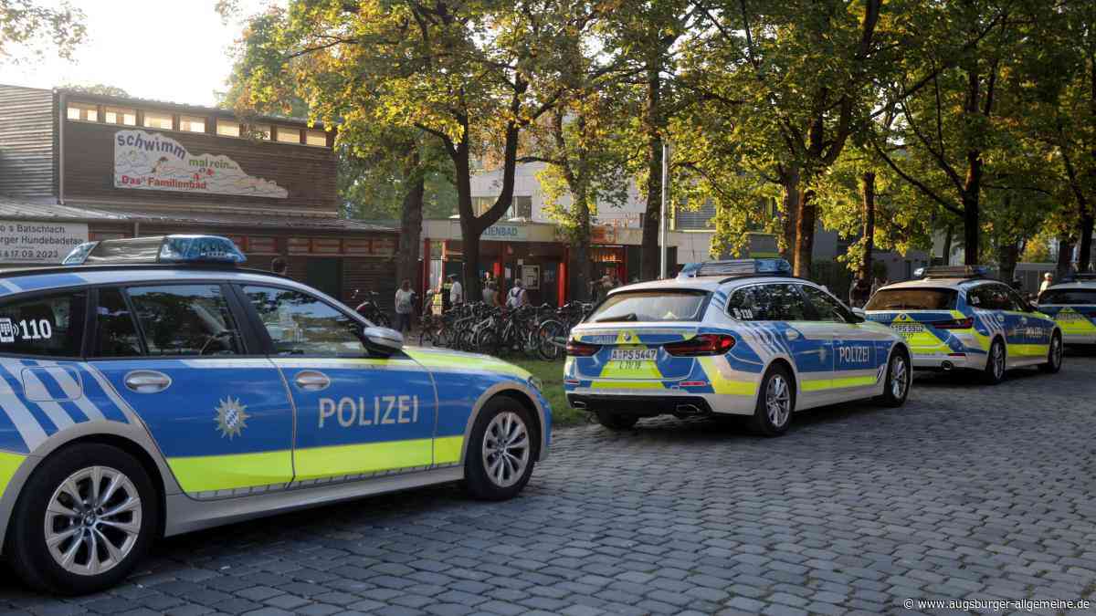 Mann belästigt Kinder und Erwachsene im Familienbad sexuell