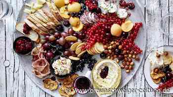 Bunte Antipasti-Platte mit allerlei dazu