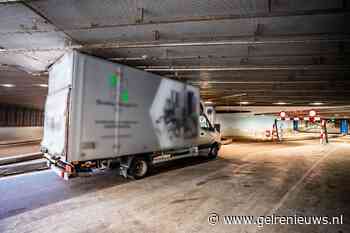 Bakwagen klem onder ingang parkeergarage